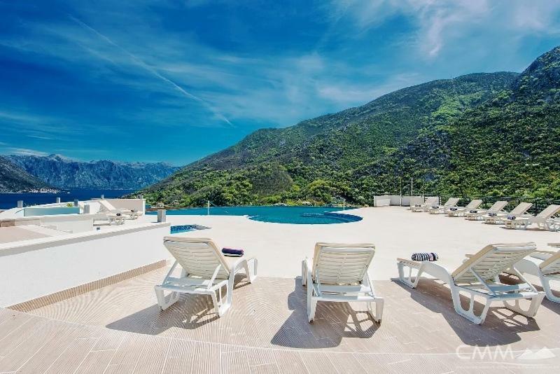 Luxury 1 Bedroom Apartment With Cozy Garden D2-2 In Morinj Kotor Exterior foto